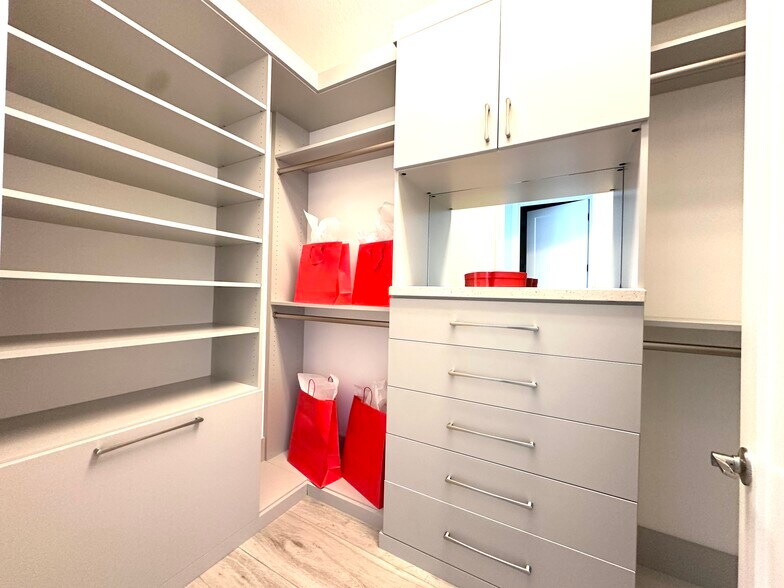 closet - 15377 Green River Ct