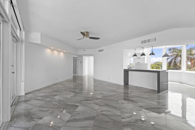 Building Photo - 300 SE 5th Ave