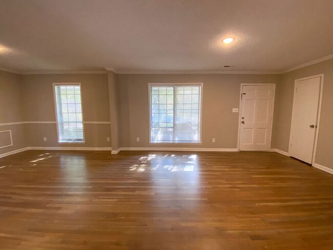 Building Photo - 3 bedroom 2 bathroom near Sycamore View an...