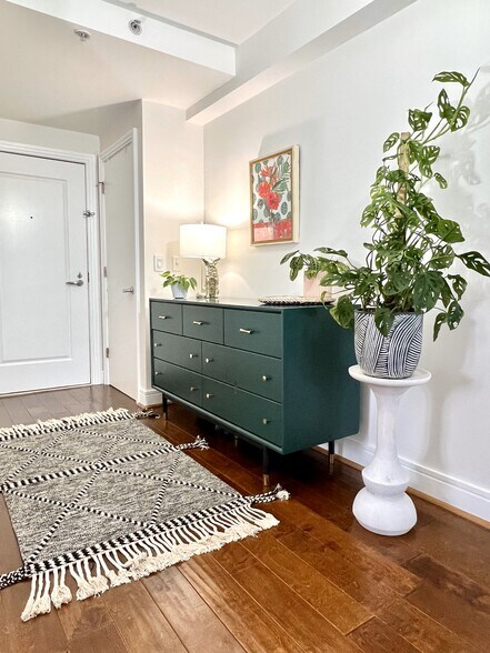 Entryway with room for storage - 800 4th St SW