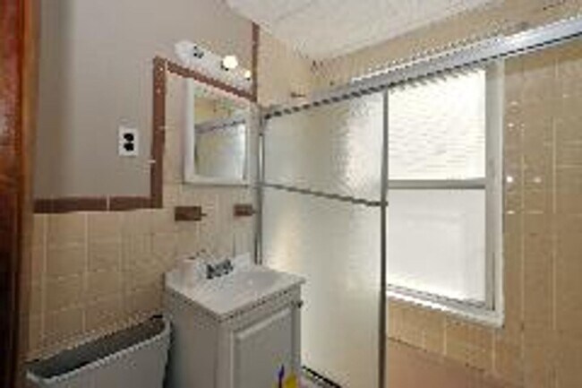 Building Photo - Brookline - 2  Bedroom Apt - Available NOW...