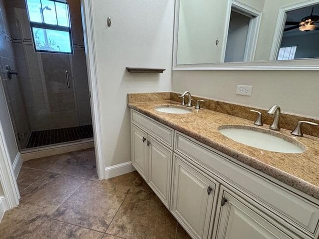 Building Photo - Newly renovated 4 Bedroom 3 1/2 Bathroom Town Home in Windermere