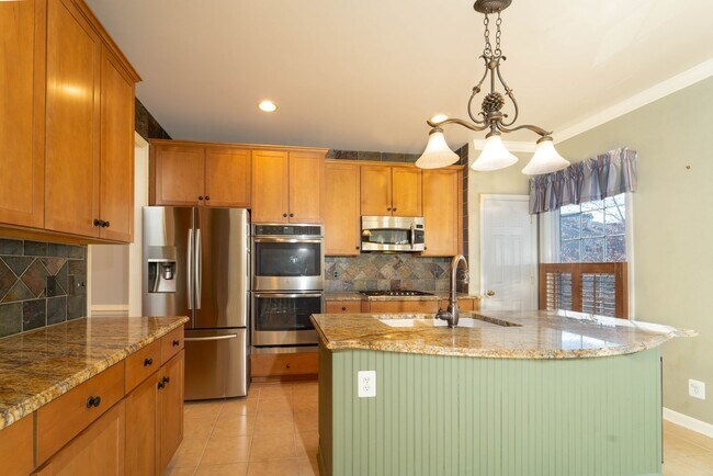 Building Photo - Updated Faircrest 4 BD 3.5 BA Townhome