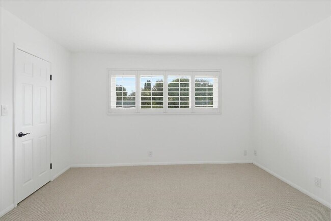 Building Photo - 577 Houston Dr