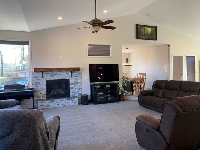 Building Photo - Beautiful Newly Custom Built Home! Vaulted Ceilings! Partially Furnished! Open Floor Plan!