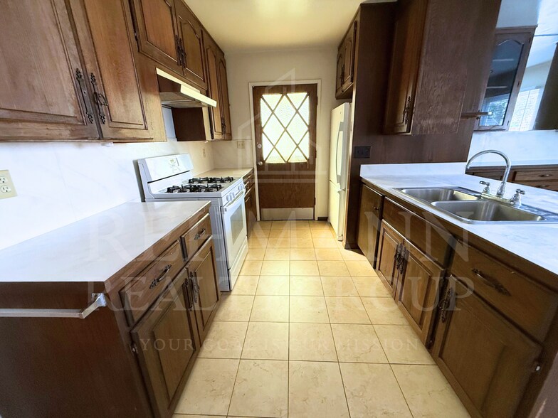 Building Photo - 4235 Kendall St