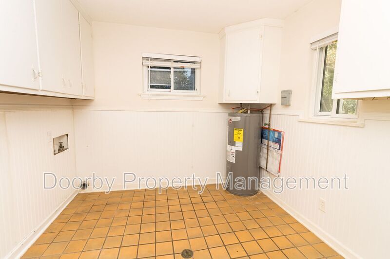 Building Photo - 833 Ashland Terrace