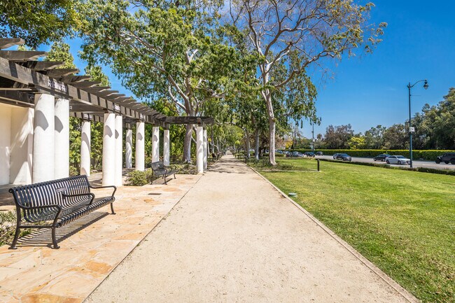 Building Photo - 604 Alta Dr