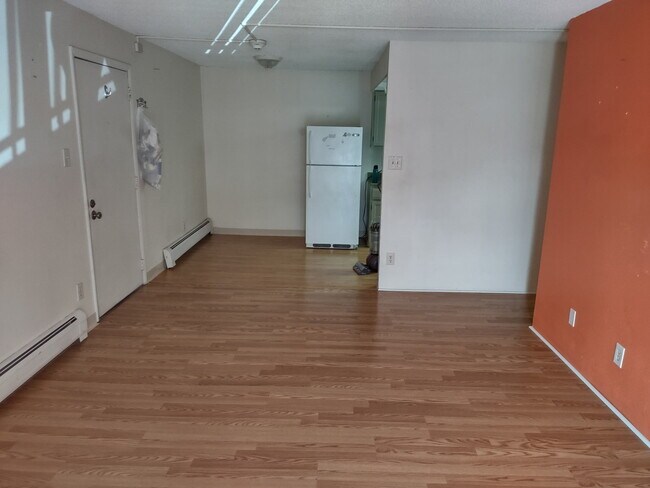 Building Photo - 1300 Golden Cir