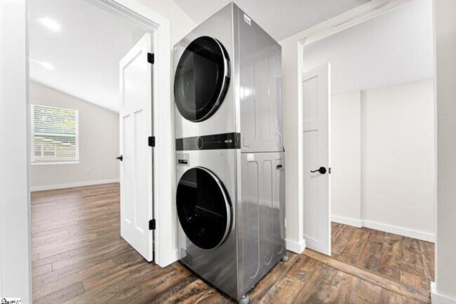 Building Photo - 2 Bed, 2 Bath Fully Renovated Home Available in Greenville