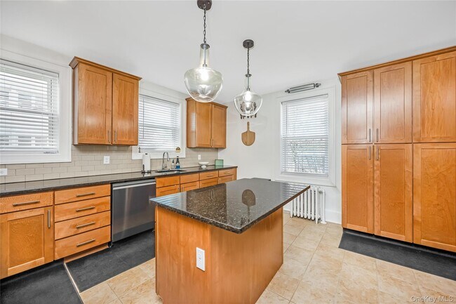 Building Photo - 312 Ellington Ave E