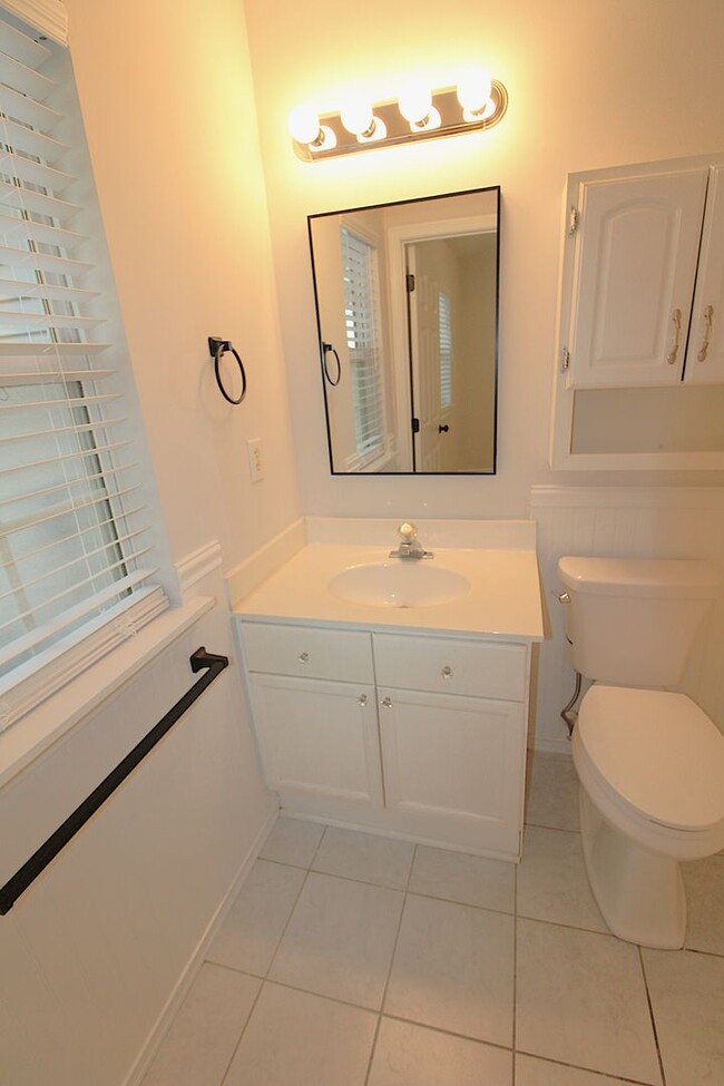 Building Photo - Newly Renovated 2 Bedroom Townhome!!