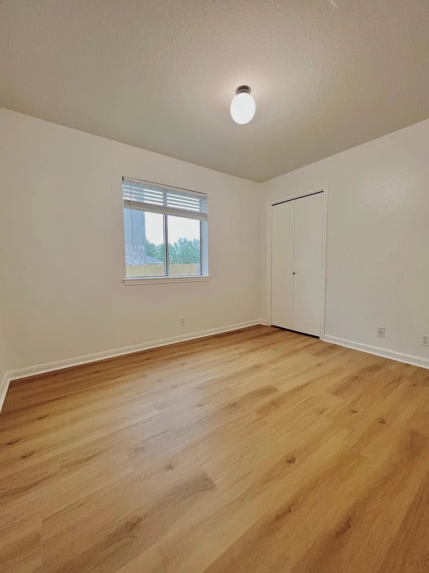 Building Photo - 1615 Royal Ascot Dr