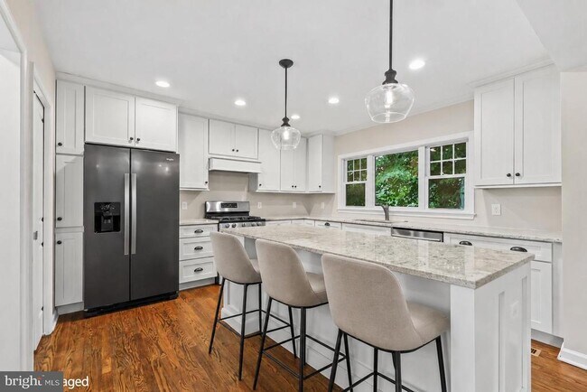 Building Photo - 2722 Woodley Pl