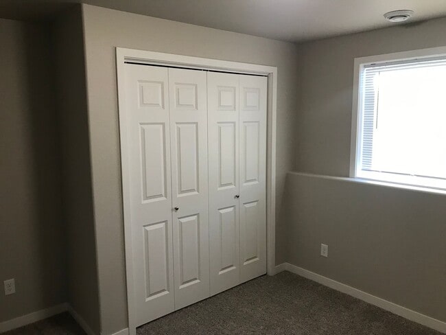 Building Photo - 4 Bed 2 Bath Single Family Home