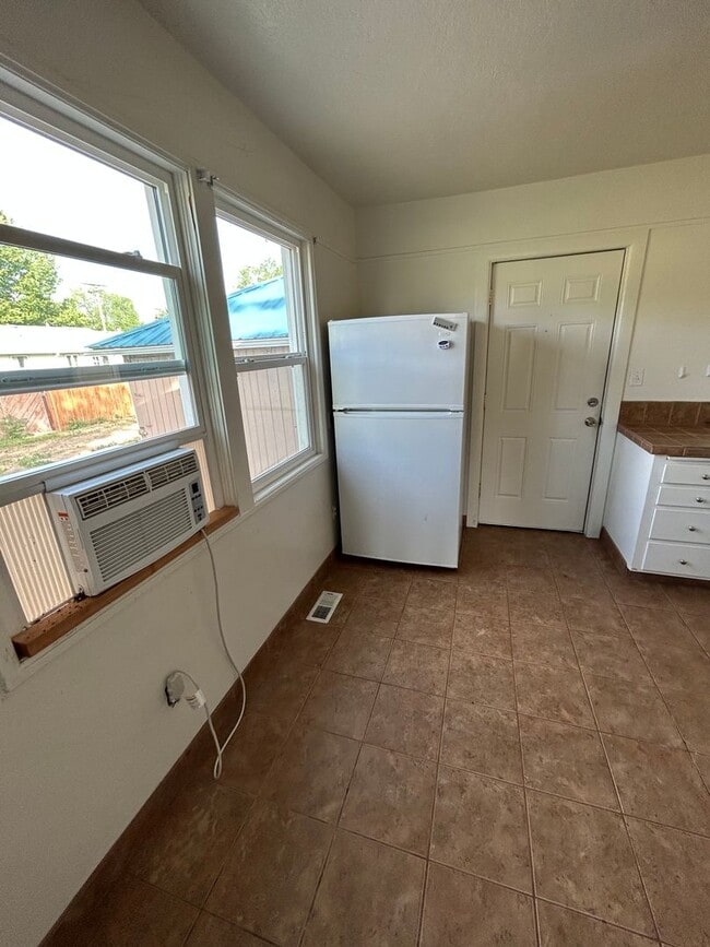 Building Photo - 2 bedroom 1 bath super cute cottage / Less than a mile from Northwest Nazarene, great location!
