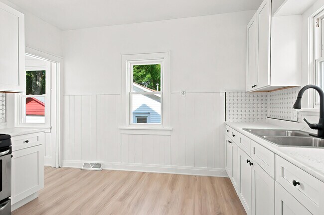 Building Photo - 6929 13th Ave