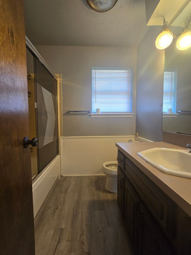 Building Photo - 3 Bedroom 1.5 Bath and 2 Garage home in Shawnee!