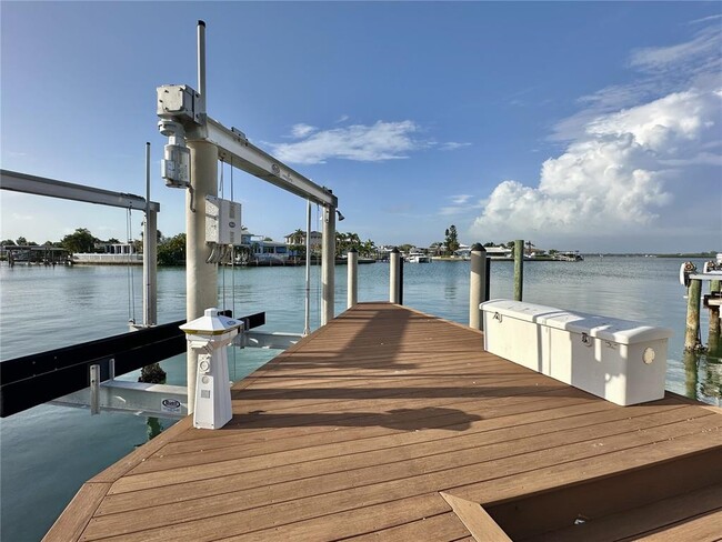 Building Photo - 320 Palm Island NE