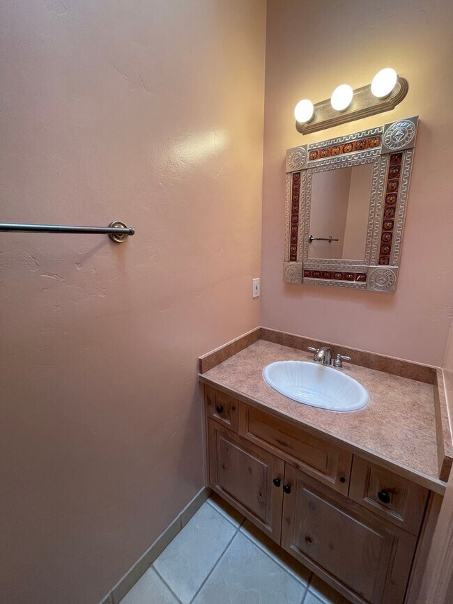 Building Photo - Beautiful 3 Bedroom/2.5 Bath w/ Office off...