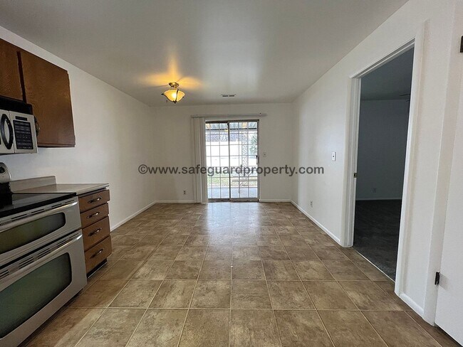 Building Photo - Charming 3-Bedroom Duplex w/ Garage & Shared Yard