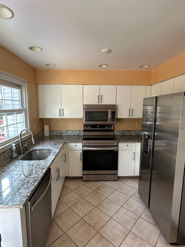 Building Photo - 8903 Rosewood Way