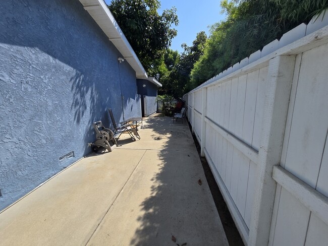 Building Photo - 819 Hymettus Ave