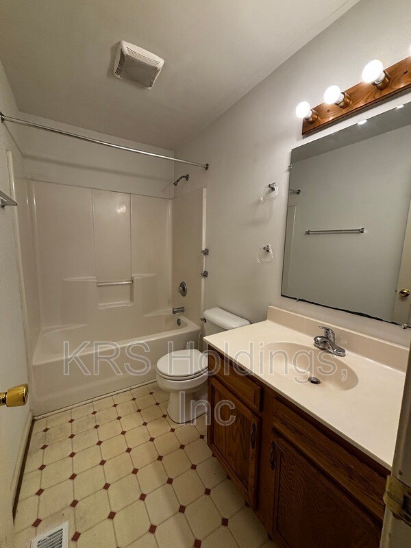Building Photo - 3320 Pinecrest Cir