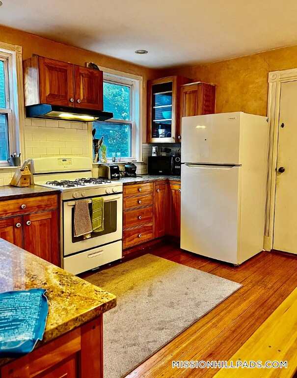 Building Photo - 10 Sachem St