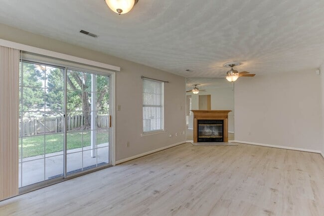 Building Photo - Updated 3-Bedroom Yorktown Townhouse with Private Yard and Community Amenities