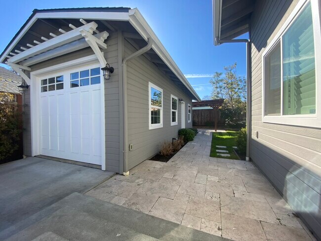 Building Photo - 1026 Iris St
