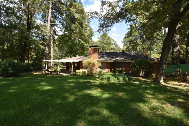 Building Photo - Spacious 3 Bed 2 Bath