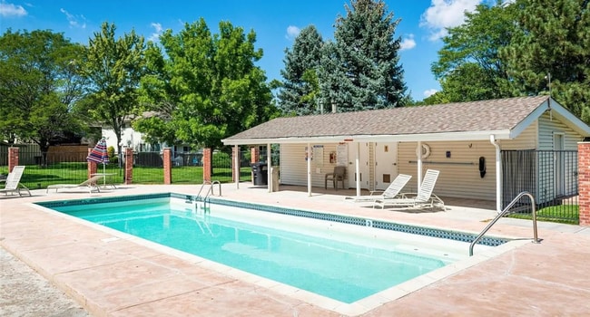 Building Photo - Beautifully Updated 2-Bedroom Townhome in ...