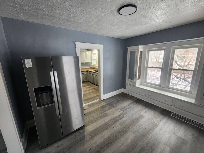 Building Photo - Charming 3-Bedroom Property in Prime Location