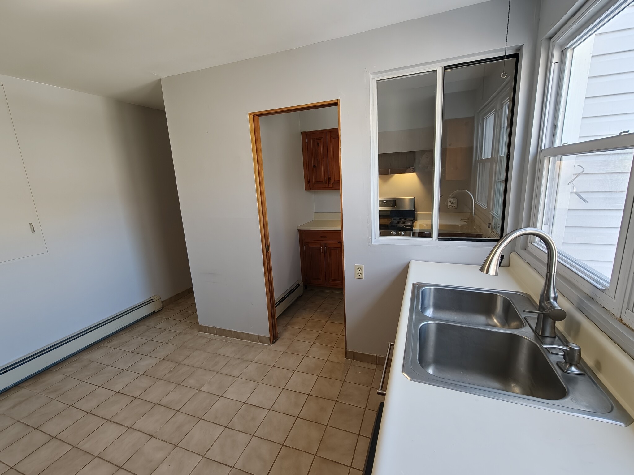 Kitchen - 39 Robertson Ave