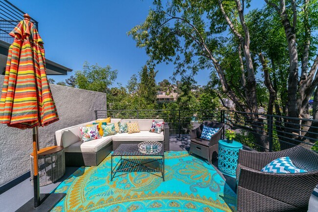 Building Photo - Hollywood Hills, tree lined street, perfec...