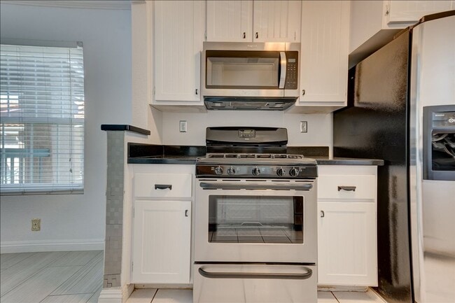 Building Photo - 10878 Aderman Ave