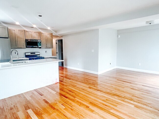 Building Photo - 595 Main St