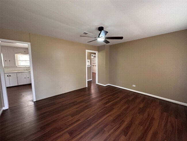 Building Photo - 1121 Millie St