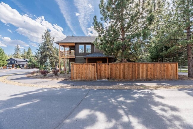 Building Photo - 923 E Desperado Trail