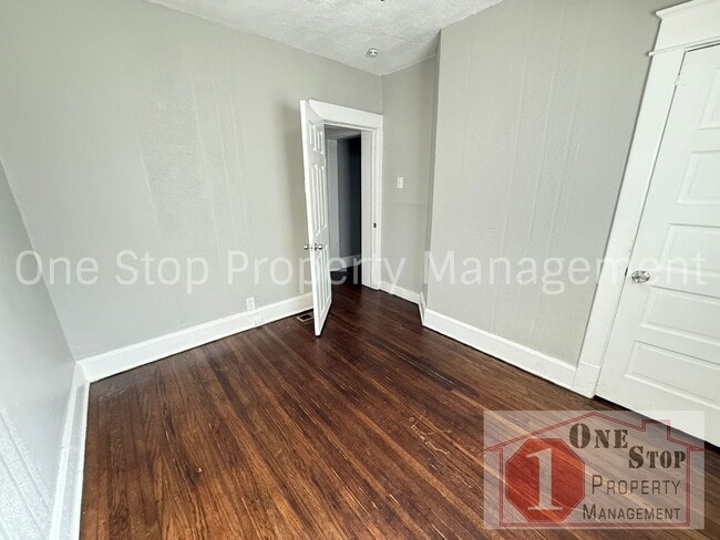 Building Photo - Spacious 3-bedroom, 2-bath in Kansas City