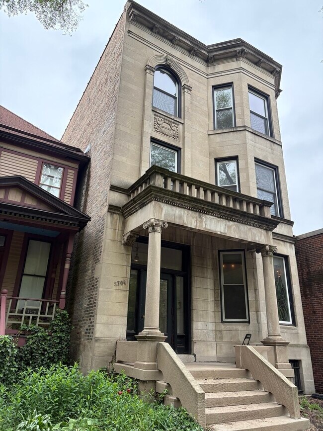 Primary Photo - 5704 S Kenwood Ave
