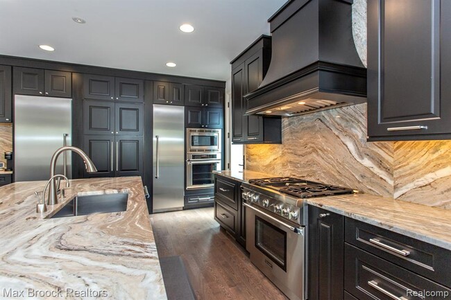 Building Photo - 25925 York Rd