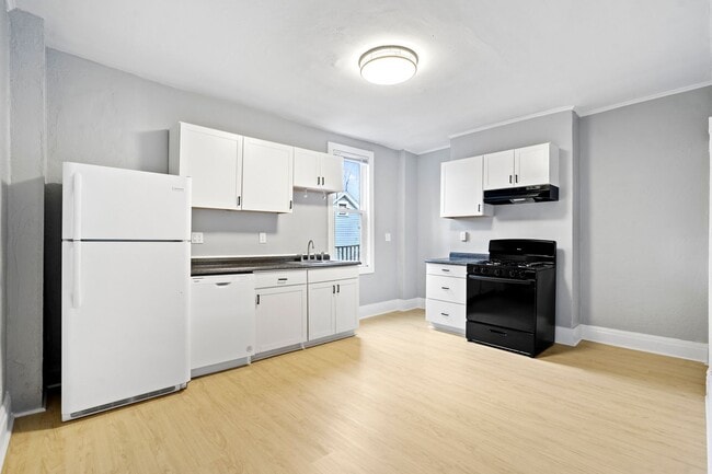 Building Photo - Renovated 3 Bed, 1 Bath Home in Hazelwood - Central AC, Convenient Location - Available Now!