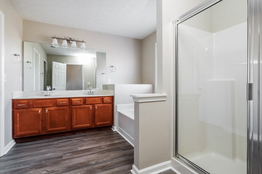 Building Photo - 2468 Radcliffe Ct