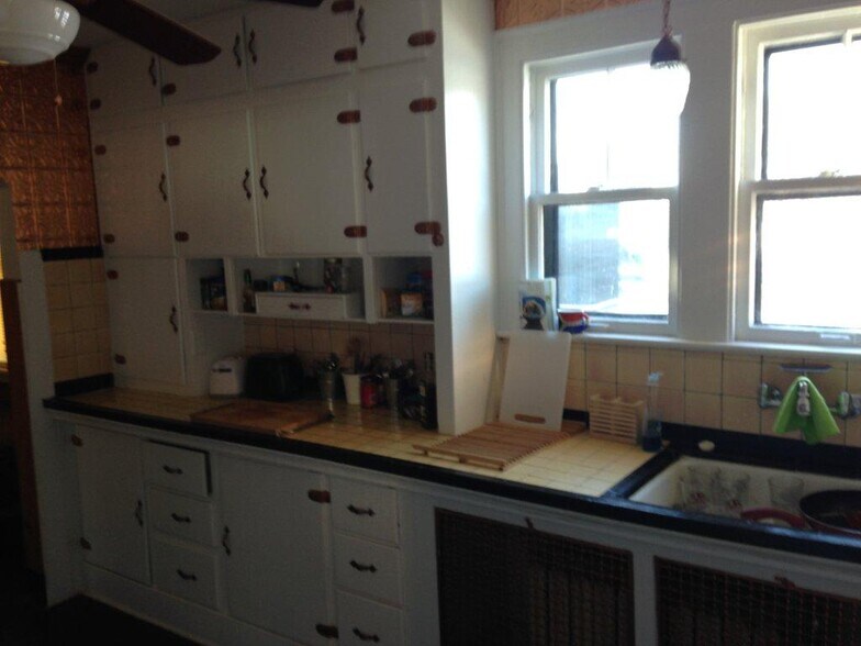 Building Photo - 1820 Pleasant St