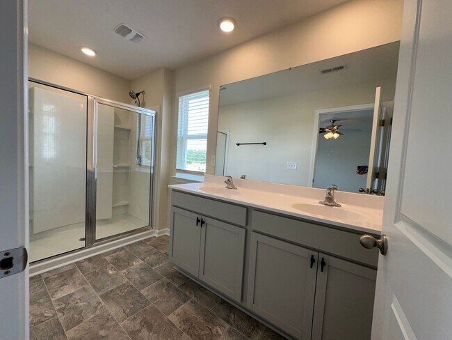 Building Photo - Modern Comfort Meets Country Serenity in Sevierville