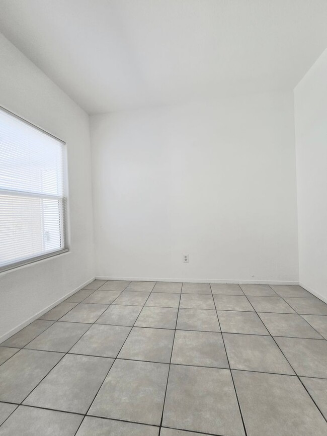 Building Photo - Gated Westpark Townhome | 3 Bed | 3 Bath | 2-Car Garage