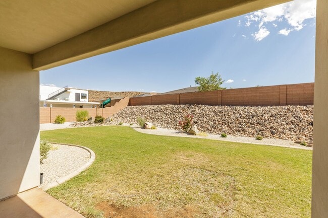 Building Photo - 3 bed plus office / 2.5 bath / 3 car Singl...