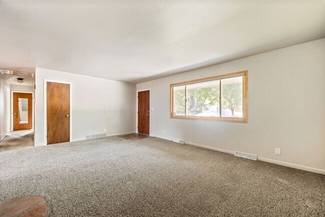 Building Photo - 3 Bedroom Ranch Home North of Lake Loveland